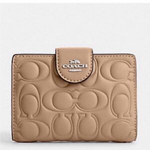 ❤️❤️❤️NWT Coach medium compact wallet CM241❤️❤️❤️